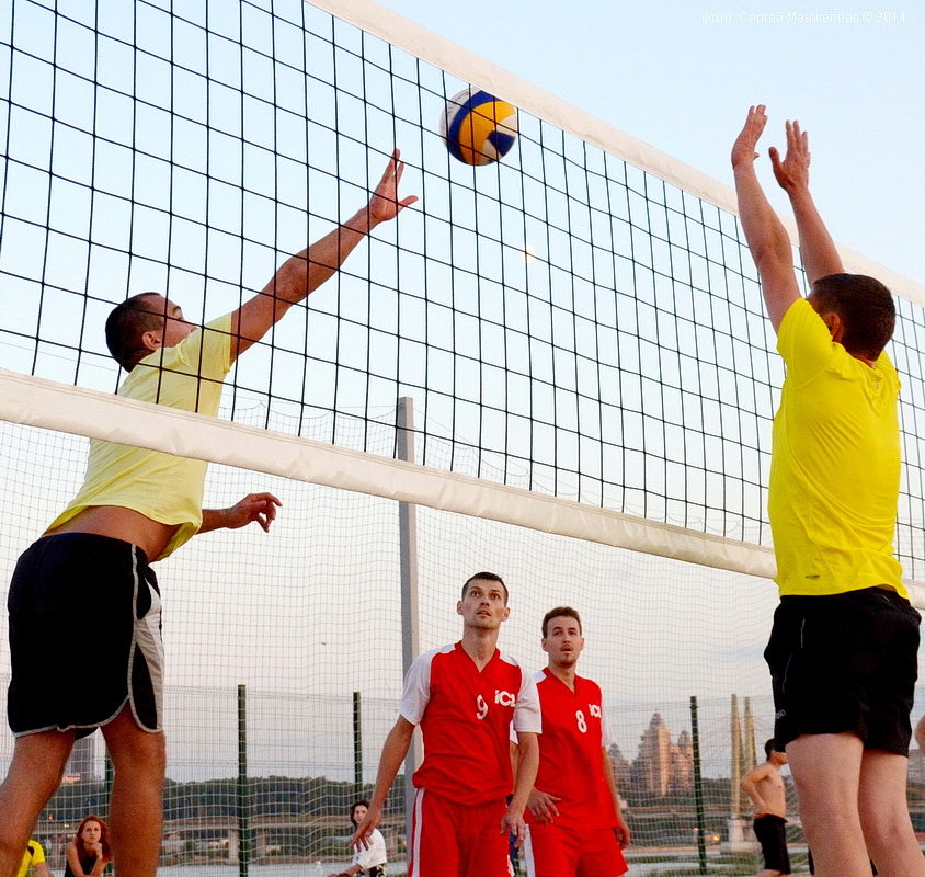 Мужчины играли в волейбол. Волейбол и баскетбол. Футбол волейбол. Волейбол теннис. Спорт баскетбол и волейбол.